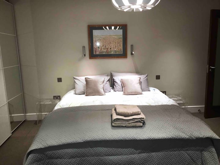 Chumba cha kulala 2 kilicho na kitanda aina ya super king 