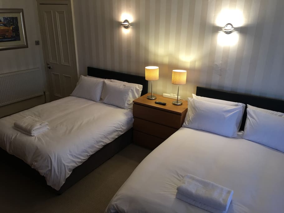 Room 4 with two double beds.