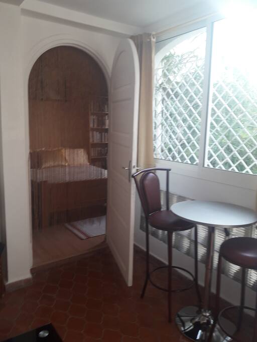 Table bar vue jardin