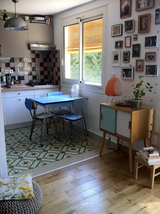 la cuisine ouverte sur le salon