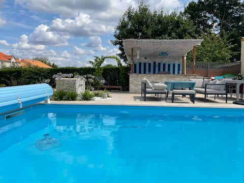Charming private 3-bedroom apartment with view and pool access