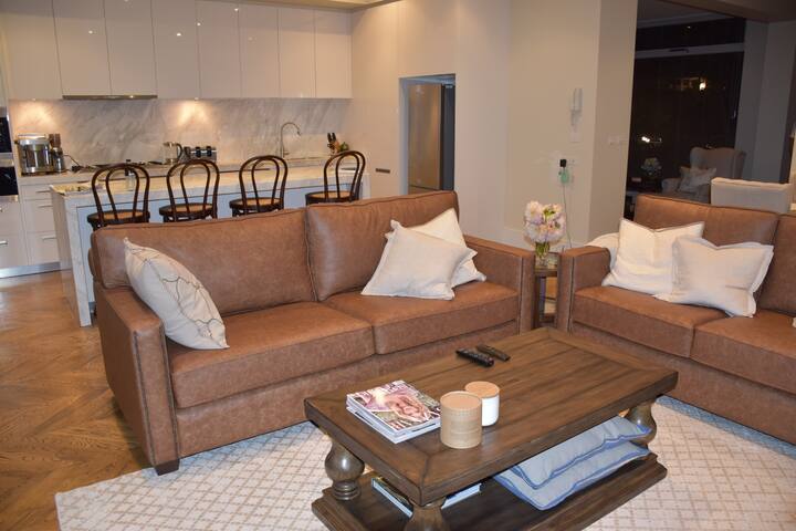 Entire stunning home. Perfectly located. gallery image 2