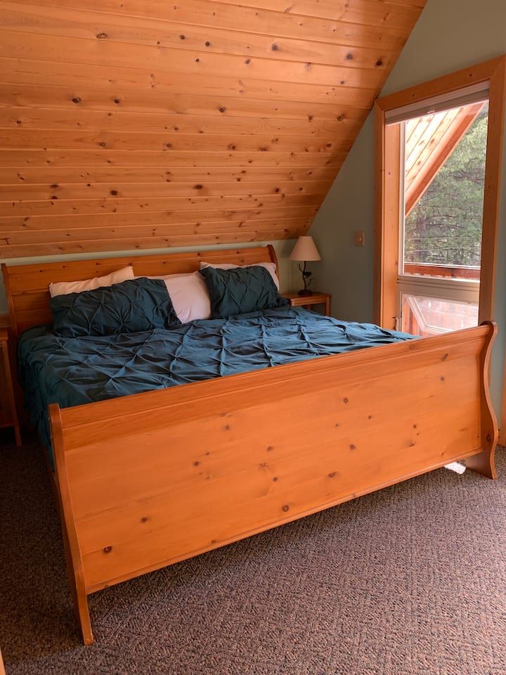 Hlavná spálňa má vlastnú terasu, ležadlo a veľmi pohodlnú manželskú posteľ. 