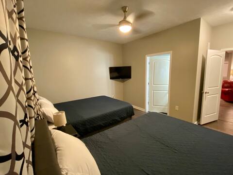 Private 2 Queen Room New House for Dtown Travelers