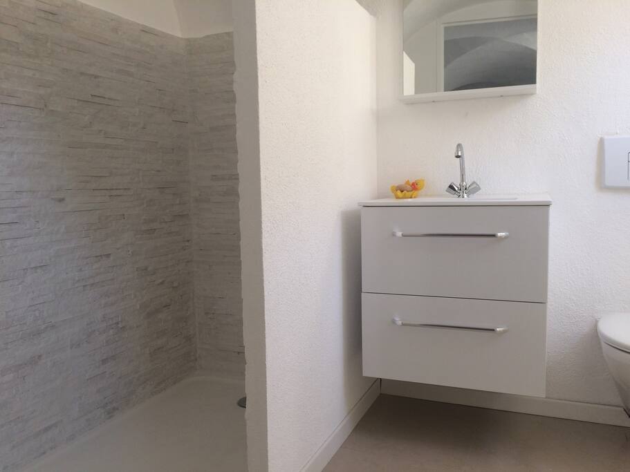 Douche à l'italienne dans salle de bain
