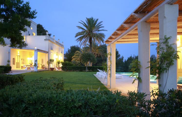 Exclusive villa for 12 in the heart of Puglia
