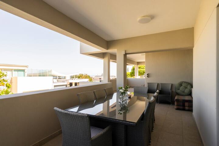 6onClifton-Spacious 2 bed apt with private pool gallery image 3