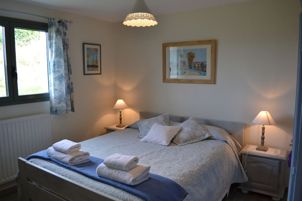 Ground floor bedroom with kingsize bed