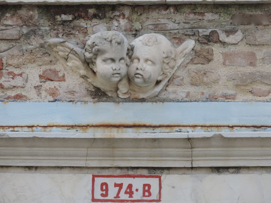 dettaglio ingresso sulla calle,
the entrance's angels from the street