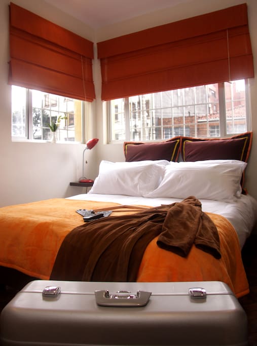 Cama doble con sabanas de algodón de alto gramaje
