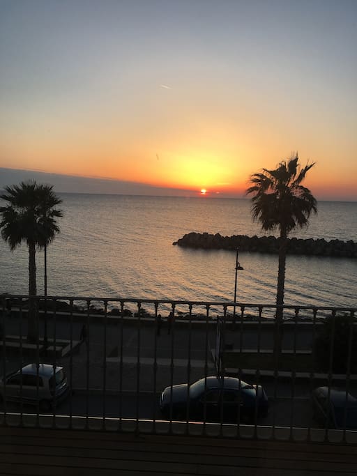 Tramonto visto dal balcone / Vista do por do sol da sacada / Sunset view from the balcony