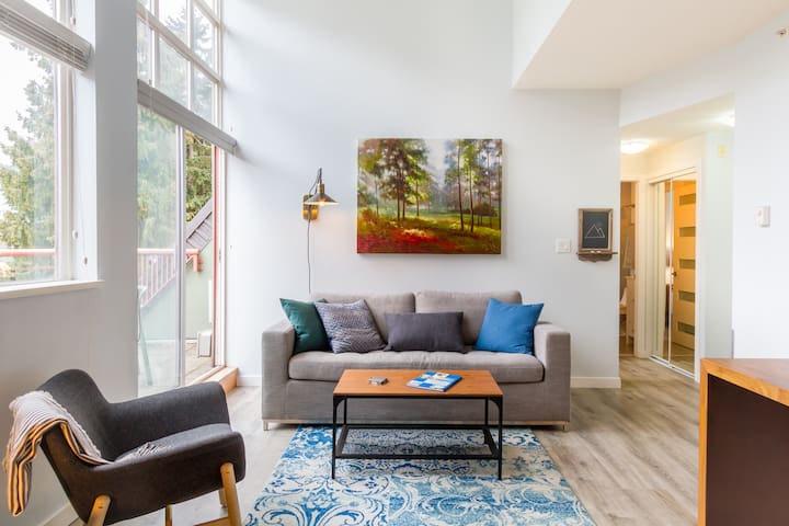 ⛰️ 1 Bdrm Modern Village Penthouse - view!