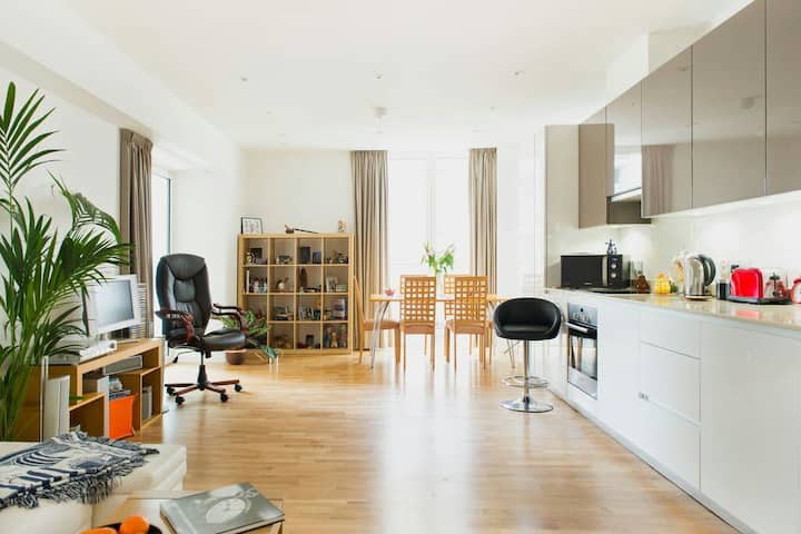 Relax In Modern And Exciting Home! - Stratford