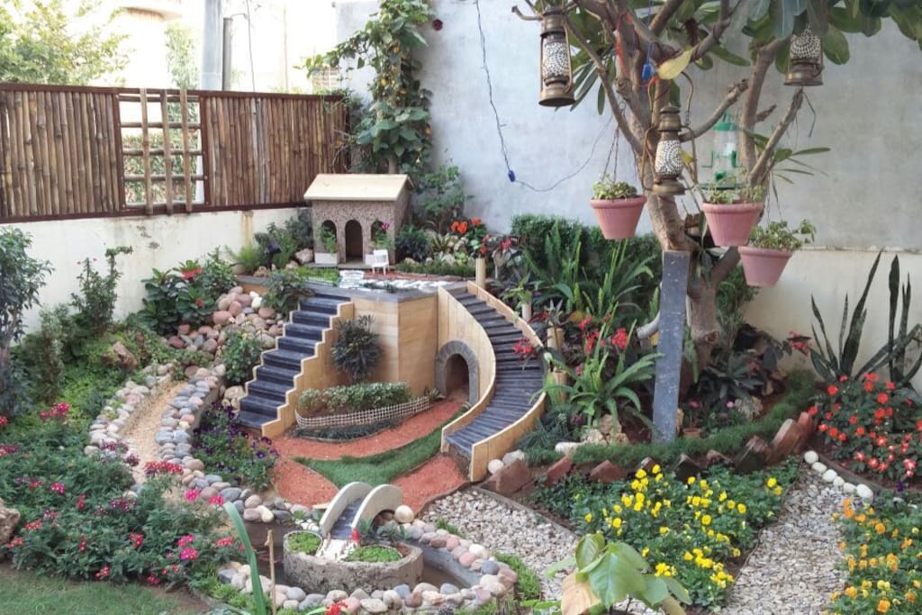 Common area : front gardenGarden