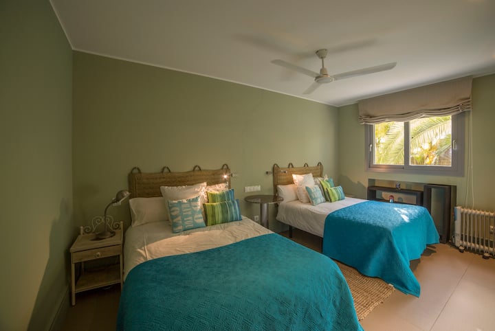 ห้องพักชั้นล่างมีเตียงคู่ 2 เตียงสำหรับ 2/4 คน
โต๊ะโบราณของ Rastro de Madrid