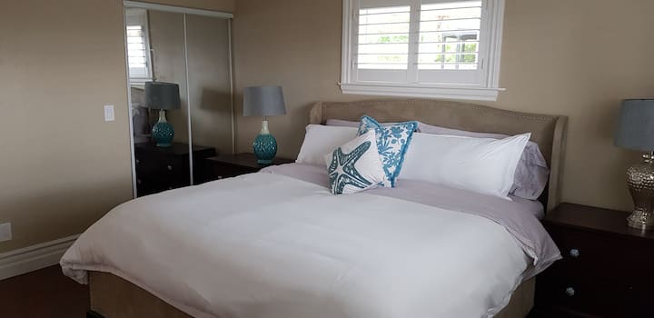 غرفة نوم رئيسية بسرير بحجم كبير