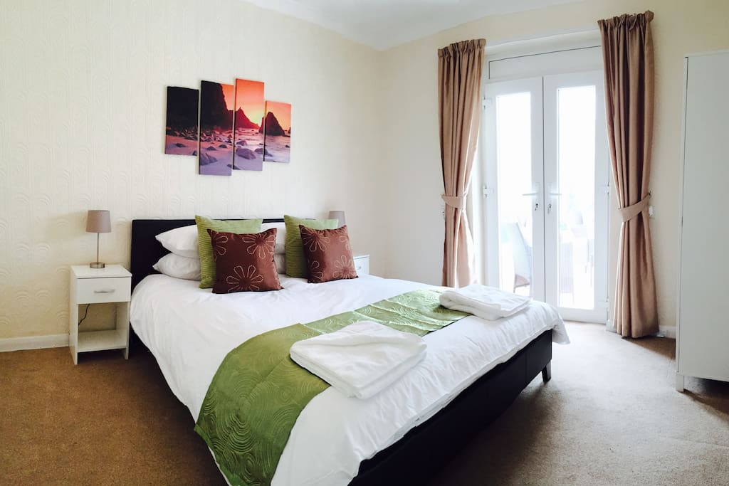 Spacious king size bedroom