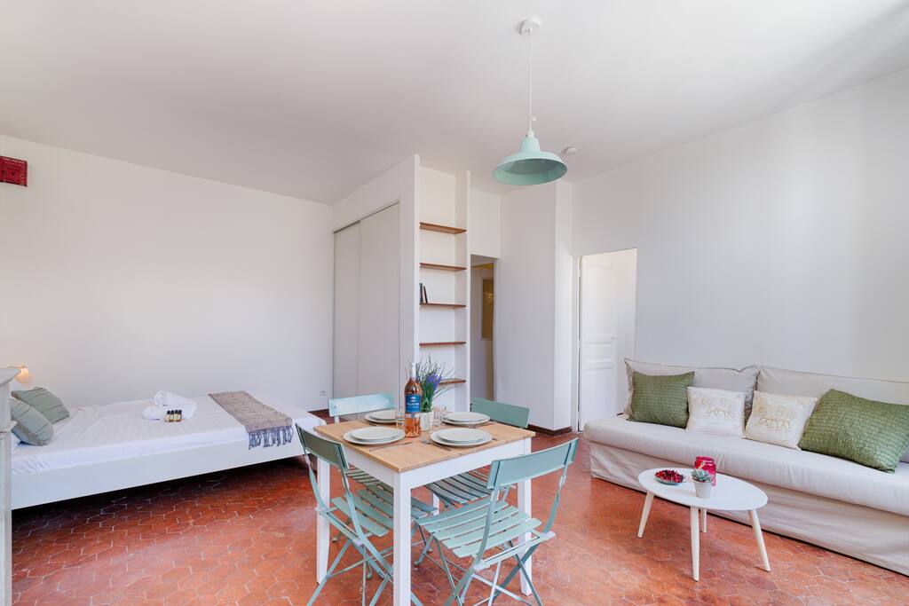 Spacious living room with convertible sofa bed for 2 and a confortable Queen size bed