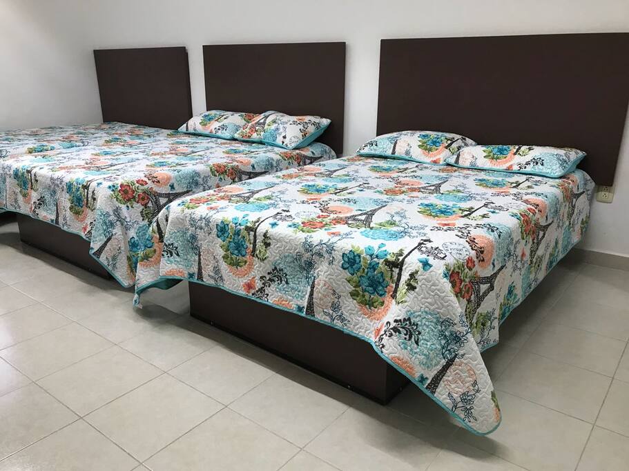 Tres camas matrimoniales