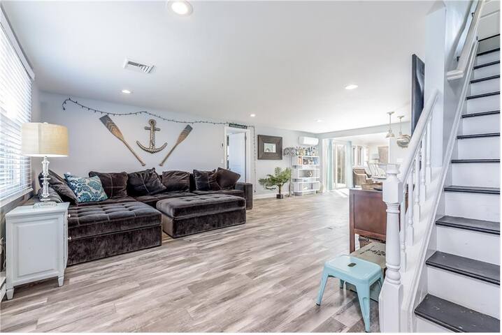 Beautifully Remodeled Walk To Beach With AC gallery image 4