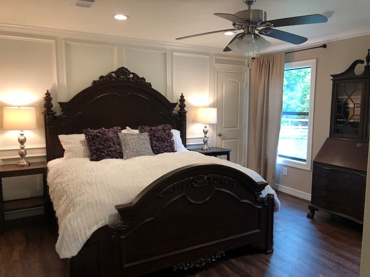 Hoofdslaapkamer - kingsize bed met high-end beddengoed en eersteklas matras.  Uiterst comfortabel.  