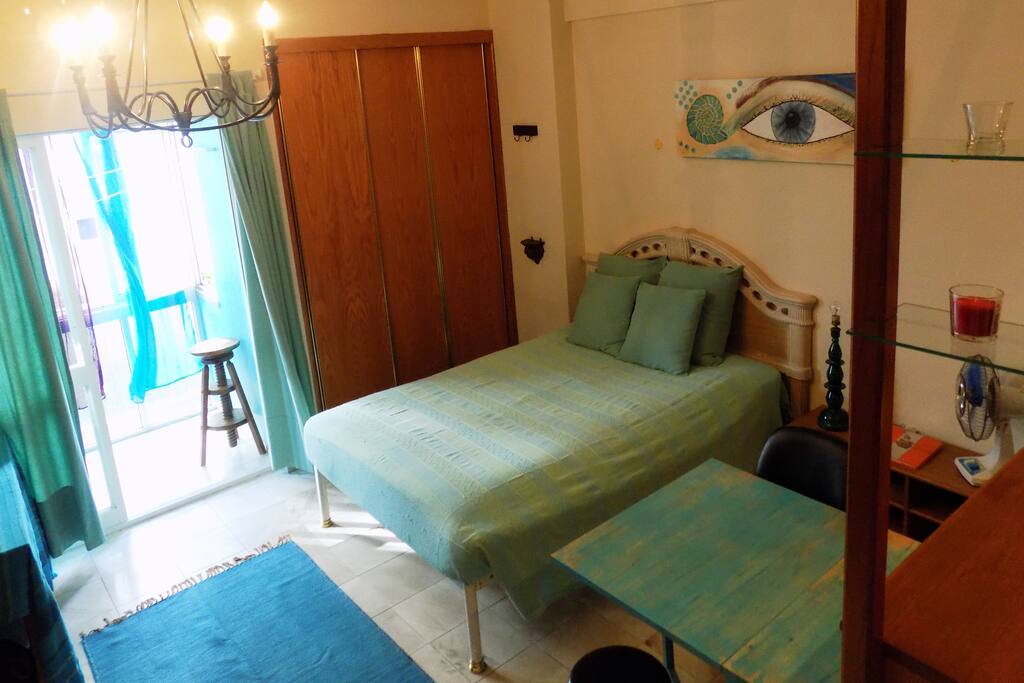 Foto geral do estúdio. Com cama de casal.