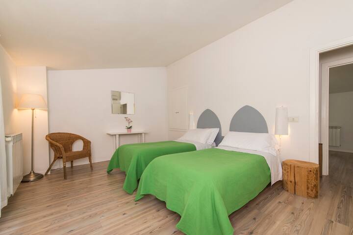 一楼有双人房，有两张单人床。一楼有双人卧室。