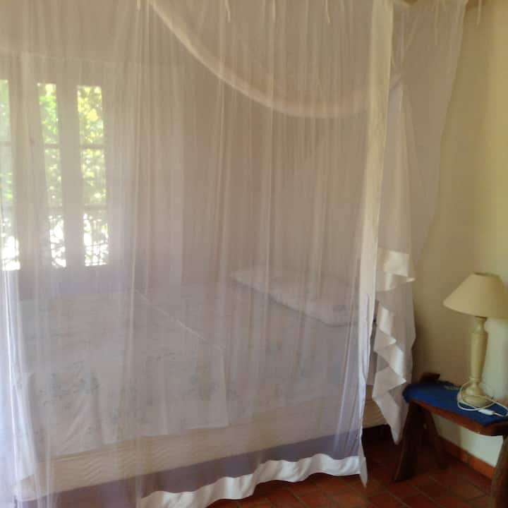 منحني على سرير بيت مزرعة