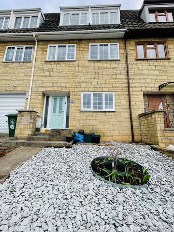 Cheerful 5-bedroom townhouse with free parking gallery image 4