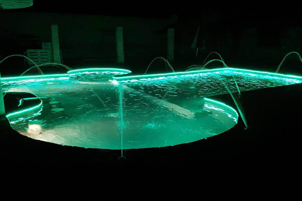 vista de la piscina de noche