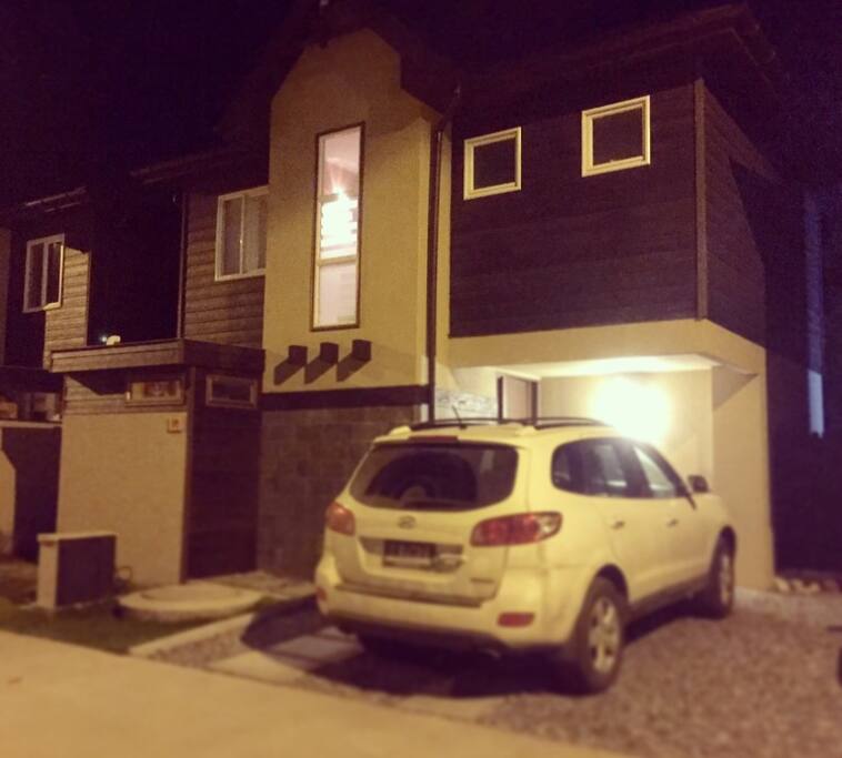 Frontis de la casa más lugar para aparcar además puede estacionar 1 automóvil extra afuera en la calle
