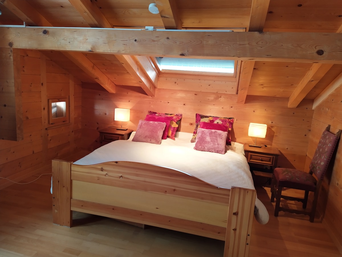 La espaciosa cama doble (un colchón) en una habitación cuidadosamente equipada garantiza la relajación y un buen sueño.