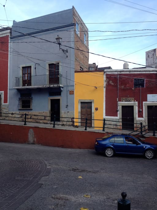 Es la casa amarilla.