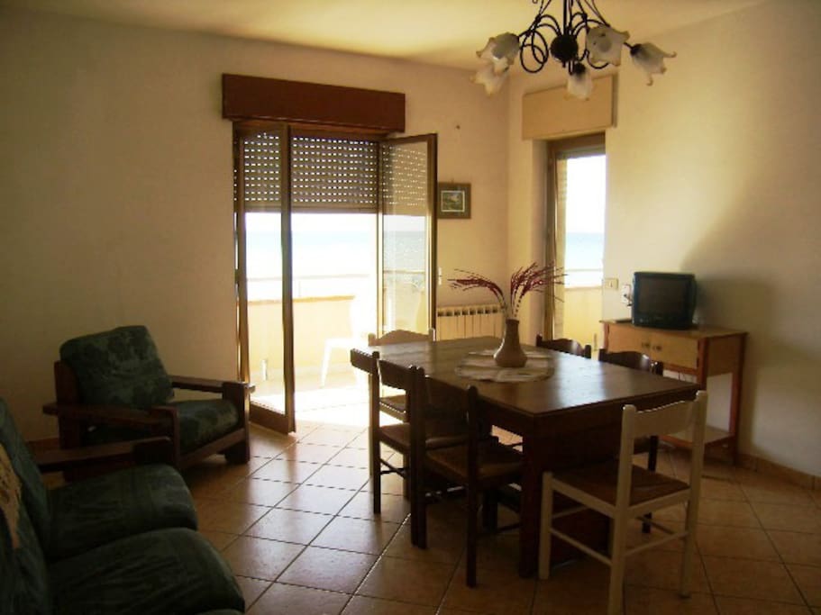 Living room facing the sea / Soggiorno rivolto al mare