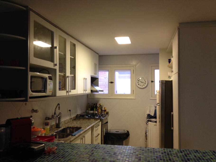 Cozinha americana equipada com geladeira, freezer, microondas, cafeteira Nespresso, Utensílios em geral