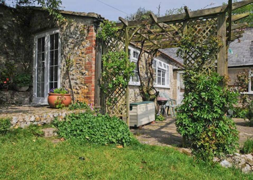 Cottage showing upper and lower patios