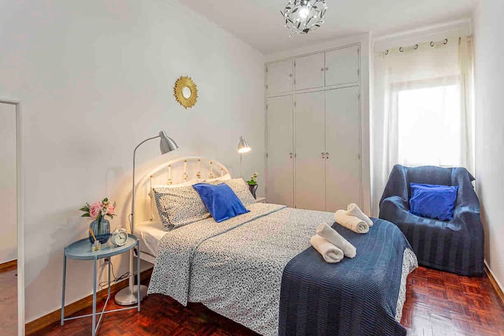 Chambre 1 avec armoire
Draps et serviettes de bain sont fournis 