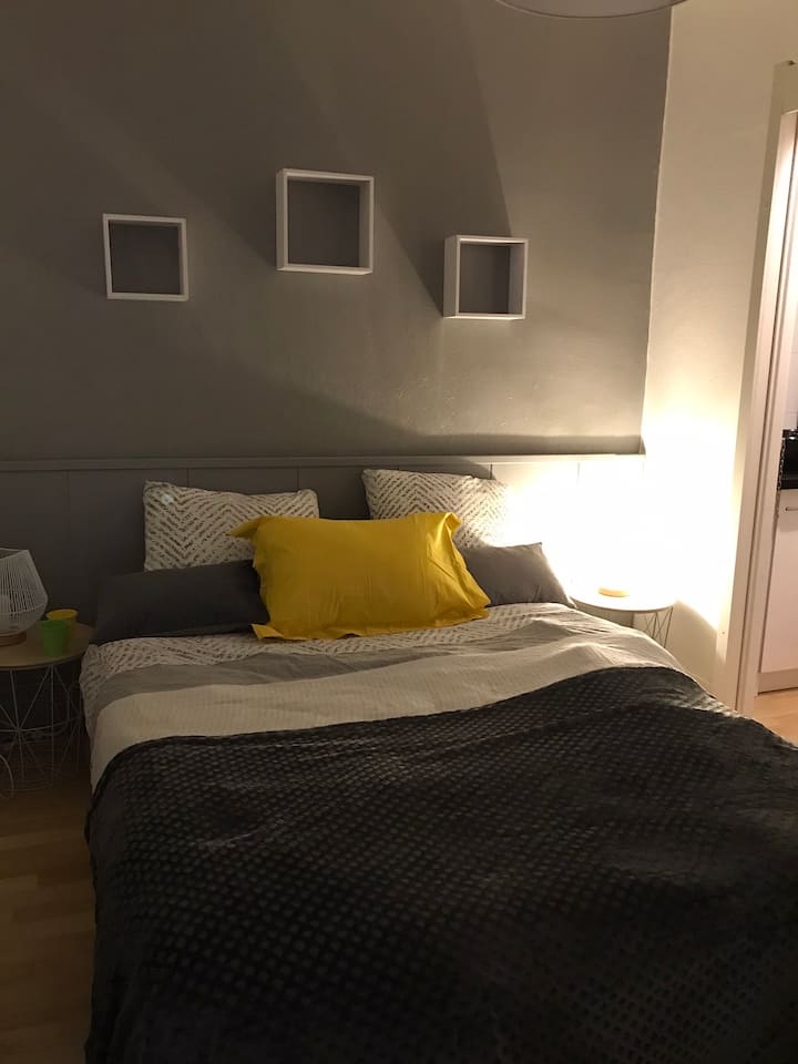 Une chambre avec lit en 140