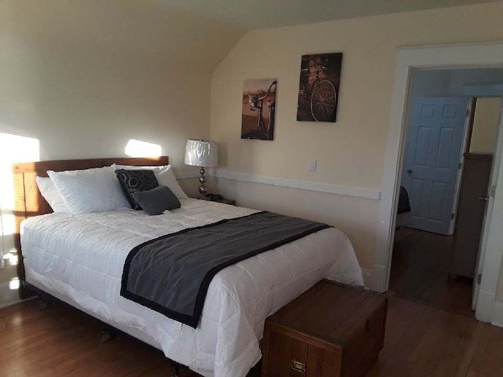 Dormitorio 3 del segundo piso con cama tamaño queen de dos caras con soporte lumbar adicional y almohadas Serta Cool Gel. ¡Incluye ropa de cama súper cómoda y espacio generoso para todas tus cosas!