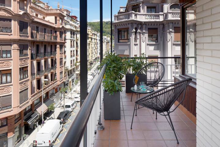 Larroka by FeelFree Rentals gallery image 3