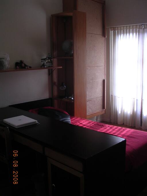 Vista del cuarto hacia puerta balcon.
View from the room looking to the balcony