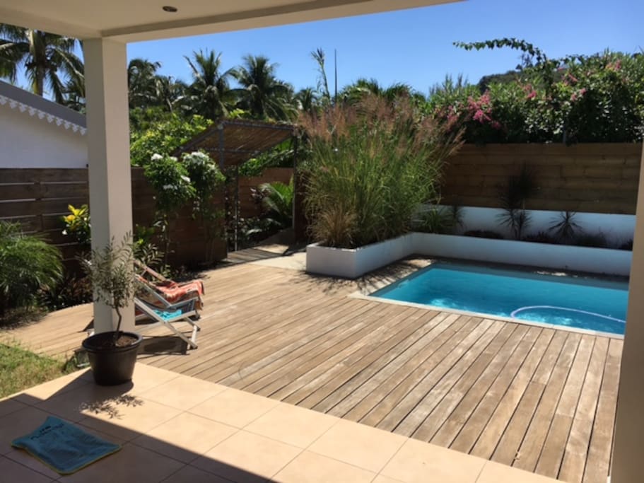 Une piscine avec douche extérieure
