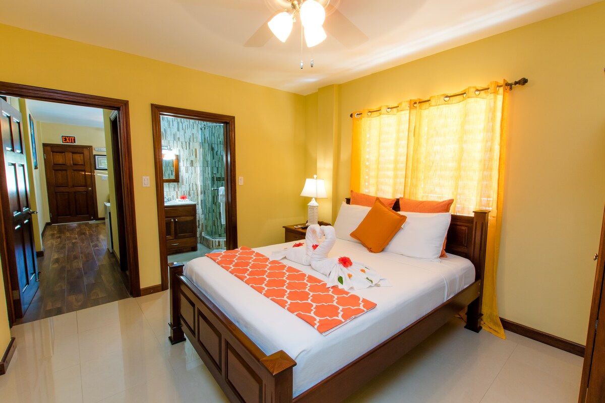 Bedroom with Queen bed 