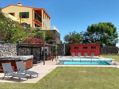 Strelitzia House - Villa with Pool, Spa, BBQ grill