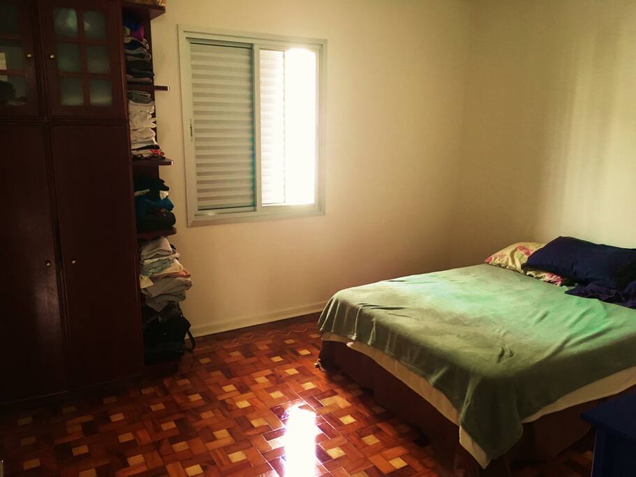 quarto com cama de casal