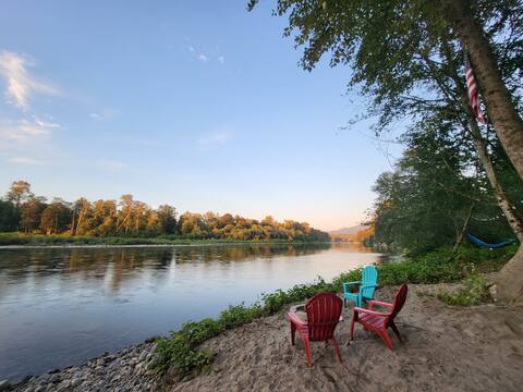 Skykomish River Estate - Private Beach!