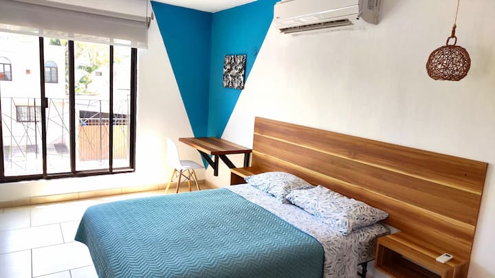 Habitación 2 con aire acondicionado, baño privado, escritorio, persianas dobles. 