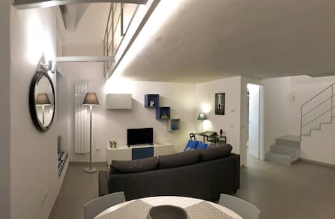 Top Airbnb: Modern and central LOFT in XVII century building. in Napoli
