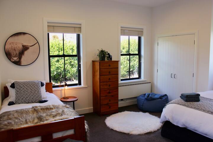 卧室2 -标准双人床和2张单人床