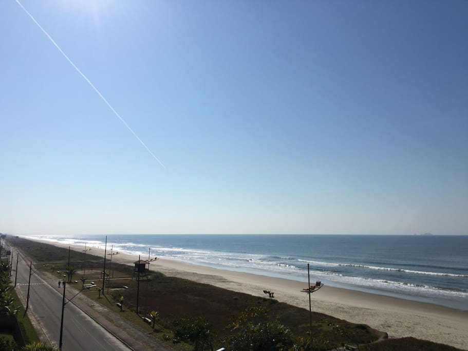 Vista da sacada do apartamento, praia limpa e tranquila :)
